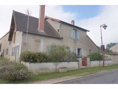 maison de village avec piscine et dépendances