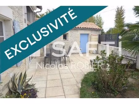 jolie maison en pierre  beaux volumes  possibilités trois chambres  petite dépendance!!