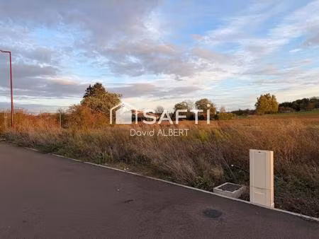 beau terrain viabilisé avec vue dégagée .