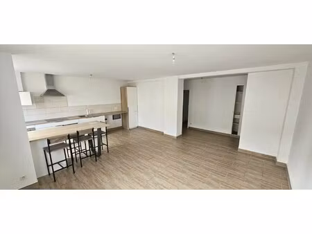 à saisir  appartement t4 rénové de 95 m² avec parking privatif et cave.