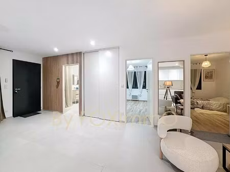 a l est de lyon   quartier residentiel de villa  maison contemporaine proche tram commerce