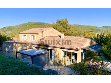 charmante maison familiale avec piscine et grand terrain