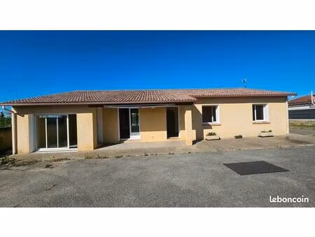 jolie maison inviduelle de 2008 de plain pieds au calme