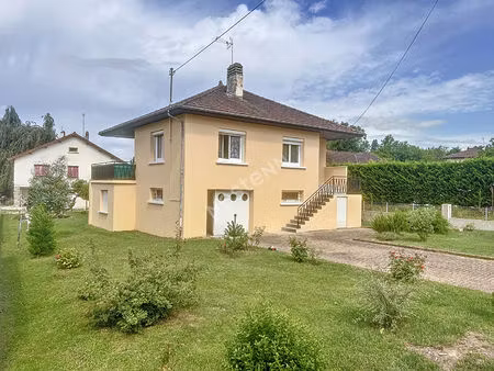 maison proche des commodités et des arcades.