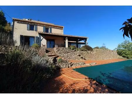 propriété proche de lagrasse  à la vue à 360 °; situé au fond d'un chemin goudronné  au...