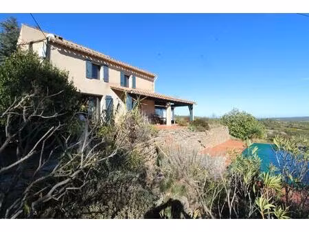 propriété proche de lagrasse  à la vue à 360 °; situé au fond d'un chemin goudronné  au...