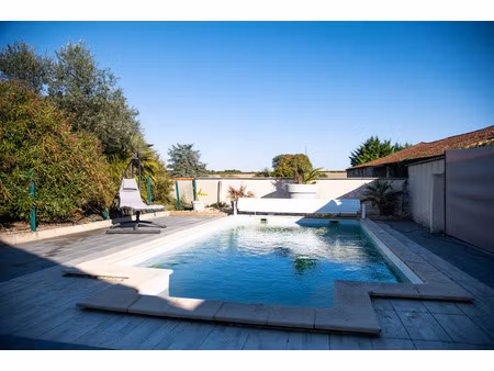 maison 121m² + studio 23.50m² et piscine à vendre proche de la couronne (16400)