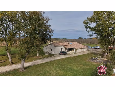 maison en pierre avec gîte  local et dépendances.