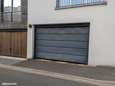 parking moto sécurisé