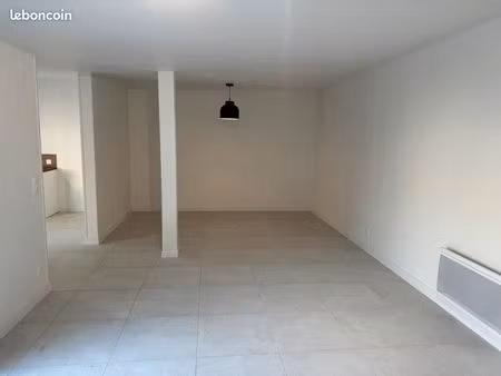 appartement t4 avec cour intérieure calme en centre de sauveterre de guyenne