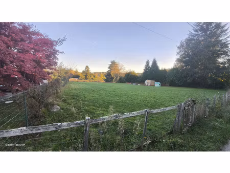 beau terrain plat et clos sur 3 cotés