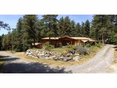 grand chalet construction bois espace boisé