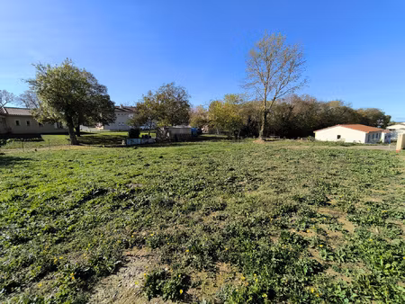 terrain plat de 772 m2 entièrement viabilisé