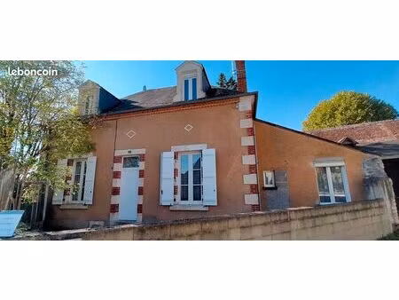 maison de bourg de plain-pied de 70 m2  2 chambres  garage  cour fermée