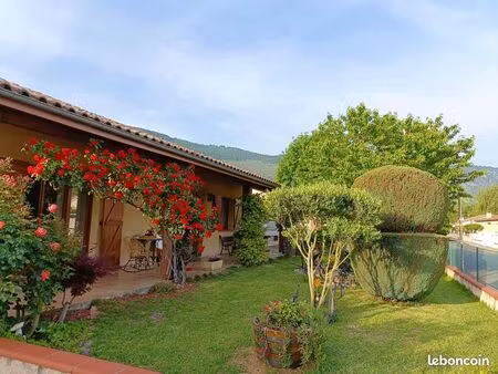 à vendre – belle maison de plain-pied de 96 m² avec jardin arboré  deux terrasses  un gara