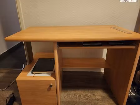 bureau en bois 40 négociable en très bon état