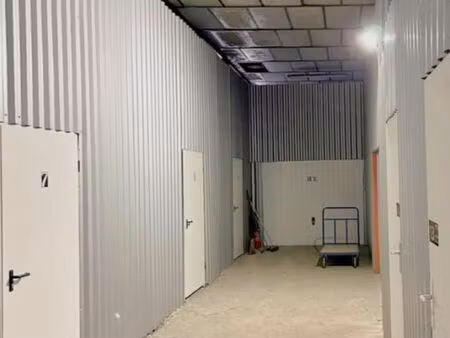 garage/box 80 m² dole