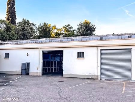 local d'activité 1 600 m²