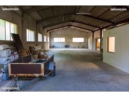 a 5 min de lons nord entrepôt local avec bureau de 360m² à 2min du rond point de l'etoile 