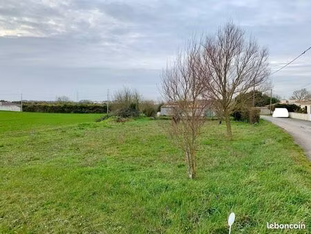 grand terrain de 879 m2 avec dépendance de 90m2