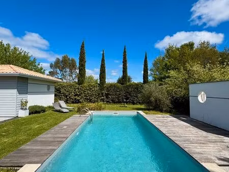 située entre bordeaux et l'océan  au centre mais au calme de sainte hélène  15 min de sain
