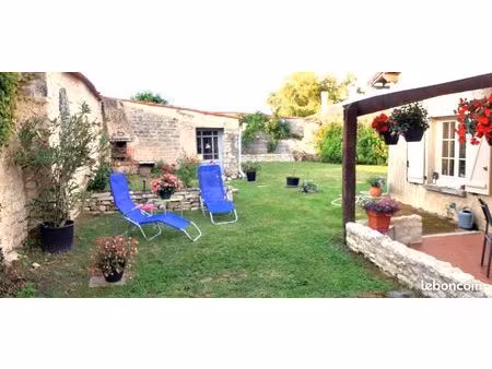 maison en pierre offrant 120 m²  garage de 48 m² et jolie dépendance de 29 m²