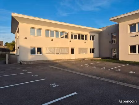plateau de bureaux avec parking
