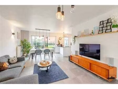 maison neuve prête à l'emploi avec 4 chambres à coucher !