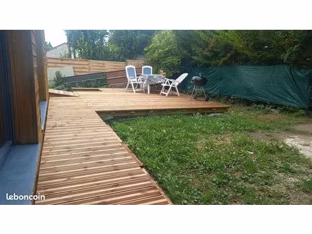 maison en bois avec terrasse et jardin
