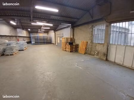 hangar  espace de stockagebureau et local commercial en plein centre-ville de clermont-fer