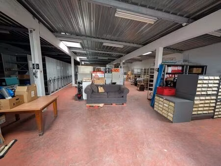 entrepôt en zone commerciale