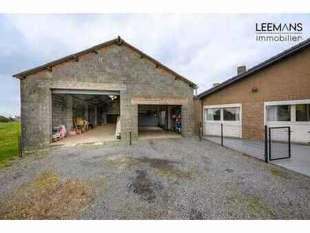 maison de plain-pied 2 chambres  avec hangar de 160m²