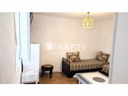 studio f1 de 22m2  une cuisine séparée  une salle et wc .