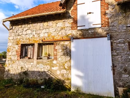 en exclusivité - propriété avec maison familiale à rénover  dépendance  18 000 m² de terra