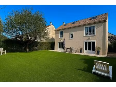 maison d'environ 172 m2 (141 m2 carrez)sur 417 m2 de terrain