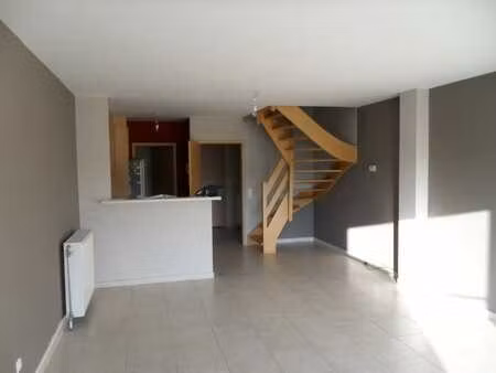 beau triplex  2 ch + 1 bureau. résidence calme  vue campagne
