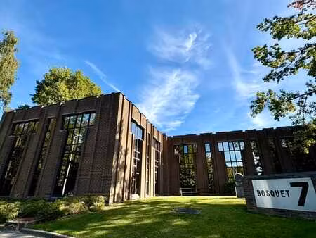 bosquet 7 : 227m2 (r-1: 80€/m2/an) & 260m2 (r+1: 140€/m2/an)