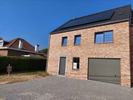 maison 3 facades avec superbe terrain