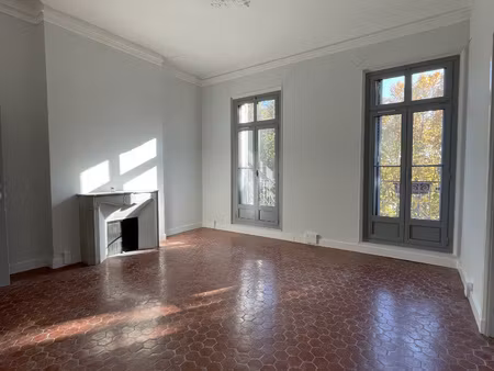 grand local professionnel rénové de 170 m2 place de la rot