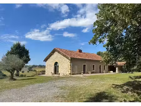 propriété de campagne en position dominante sur 14 hectares avec piscine et fermette en dé