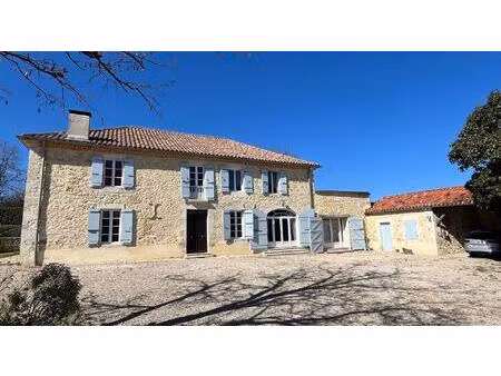 a vendre  gers : belle maison gasconne sur terrain avec prairies de 4 2 ha avec piscine ..