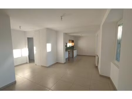 location appartement  86 m² t-4 à lablachère  813 €