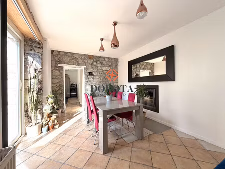 maison en pierre au coeur du village