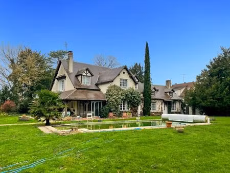 élégante propriété 252m2 avec parc arboré  piscine à montgivray