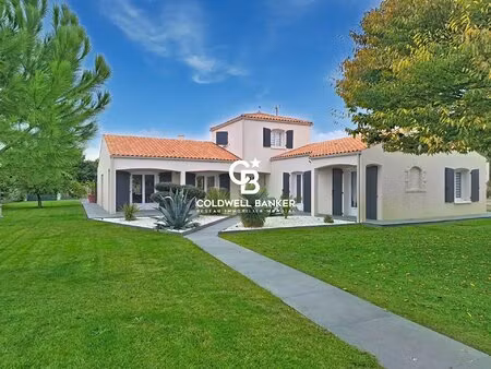 belle et grande maison avec piscine en sud vendée