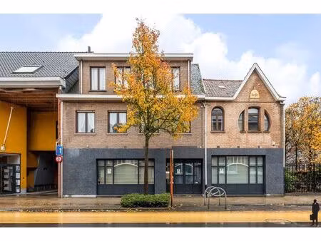 op top locatie gelegen handelszaak met appartement!