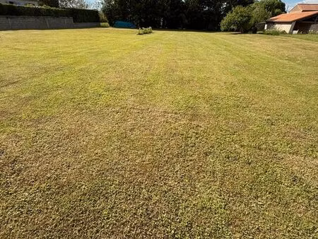 terrain constructible de 1325 m² à avanton