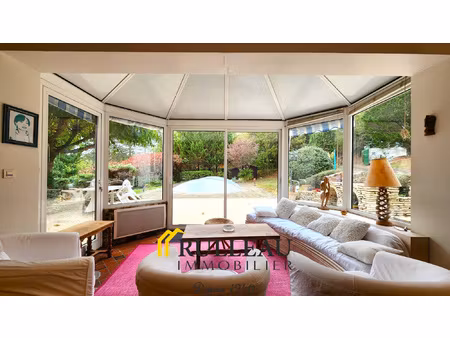 maison familiale avec vue dominante  piscine et jardin arbor