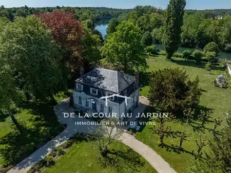 elégante maison mansart du xixe avec jardin arboré et vue sur la
