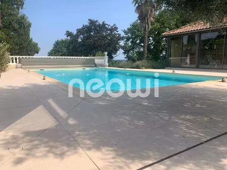 propriete avec vue panoramique piscine et parc arbore